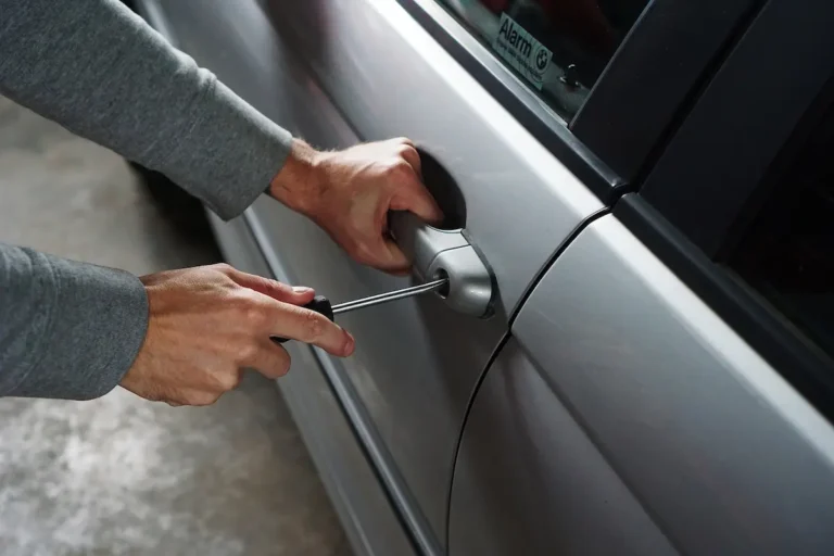 Seguro de carro fica mais barato, mas preço ainda varia conforme perfil do dono